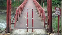 Ini yang selalu jadi spot unggulan Kebun Raya Bogor, Jembatan Gantung. Jembatan ini disebut juga sebagai jembatan merah (Bonauli/detikTravel)