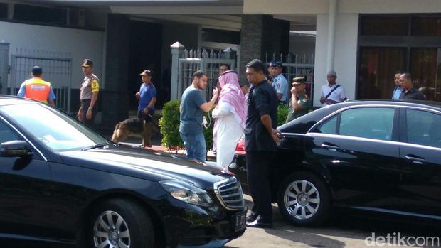 Antusias Warga Ikut Lepas Rombongan Raja Salman di Bandara Halim