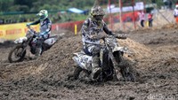 Kondisi lintasan yang basah menjadi masalah tersendiri bagi para crosser.