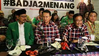 Ahok-Djarot menggelar konferensi pers mengenai keluarnya mereka dari ruangan.