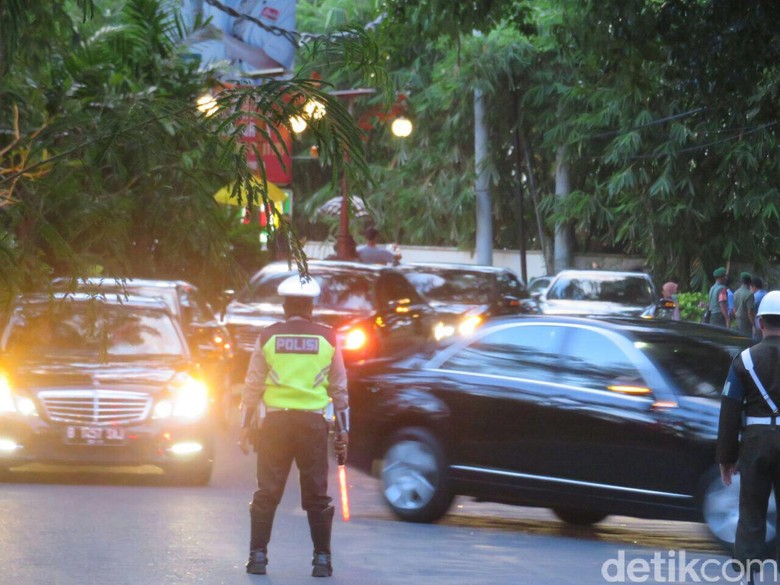 mbongan mobil Raja Salman saat ke Indonesia. RoFoto: Ardan Adhi Chandra/detikcom mbongan mobil Raja Salman saat ke Indonesia. RoFoto: Ardan Adhi Chandra/detikcom