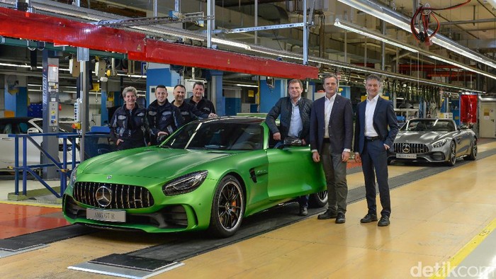Produktionsstart im Mercedes-Benz Werk Sindelfingen: Markus Schäfer (2.v.r., Mitglied des Bereichsvorstands Mercedes-Benz Cars, Produktion und Supply Chain Management), Tobias Moers, (3.v.r., Vorsitzender der Geschäftsführung der Mercedes-AMG GmbH) und Michael Bauer (r., Standortverantwortlicher und Produktionsleiter Mercedes-Benz Werk Sindelfingen) mit der Mannschaft beim Anlauf des Mercedes-AMG GT R und des Mercedes-AMG GT C Roadsters. ;Mercedes-AMG GT R / Mercedes-AMG GT C Roadster: Kraftstoffverbrauch kombiniert: 11,4 l/100km; CO2-Emissionen kombiniert: 259 g/km

Start of production at the Mercedes-Benz Sindelfingen plant: Markus Schaefer (2nd from right, Member of the Divisional Board of Mercedes-Benz Cars, Production and Supply Chain Management), Tobias Moers (3rd from right, CEO of Mercedes-AMG GmbH) and Michael Bauer (right, Plant Manager of the Mercedes-Benz Sindelfingen plant) with the team during the ramp-up of the Mercedes-AMG GT R and the Mercedes-AMG GT C Roadster.; Mercedes-AMG GT R / Mercedes-AMG GT C Roadster: fuel consumption combined: 11,4 l /100km; combined CO2 emissions: 259 g/km