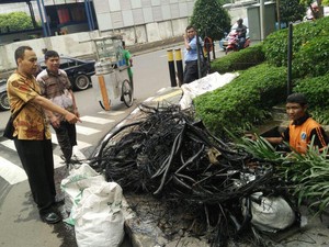 Ini Penampakan Kulit Kabel Penyumbat Saluran Air di Gatot Subroto