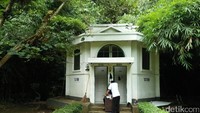 Untuk fasilitas toilet, bisa traveler temukan di setiap sudut taman. Selain bersih, toiletnya masih menggunakan gaya bangunan Belanda (Bonauli/detikTravel)