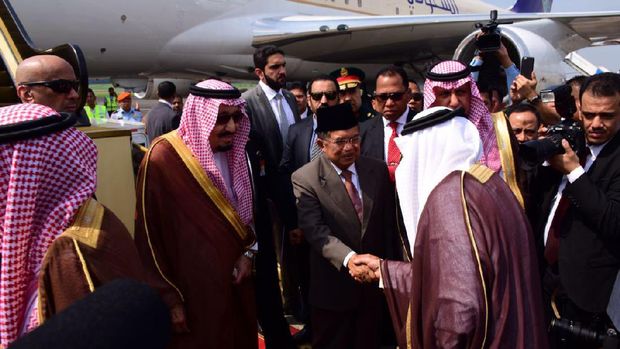 Wapres JK yang berdiri di sebelah Raja Salman menyalami delegasi Arab Saudi
