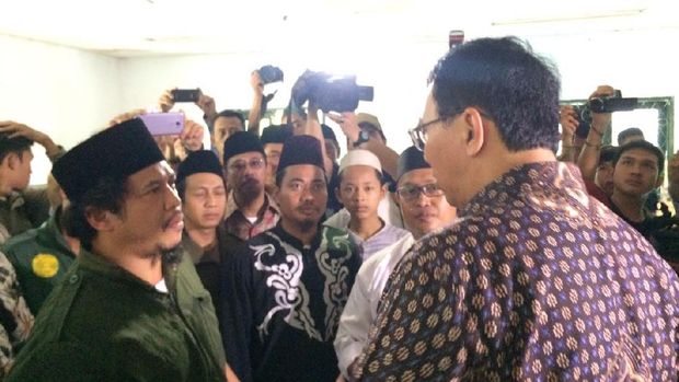 Didampingi Kakak Angkat, Ahok Tinjau Makam Mbah Priok di Jakut