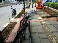 Ini Penampakan Kulit Kabel Penyumbat Saluran Air di Gatot Subroto
