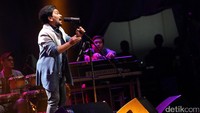 Tompi bikin riuh penonton saat muncul di hadapan penonton yang memadati The Quincy Jones Stage, Hall A1.