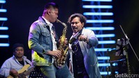 Tompi juga menyanyikan sedikit lagu teranyarnya yang mengisahkan dua sahabatnya, Glenn Fredly dan Shandy Sondoro.