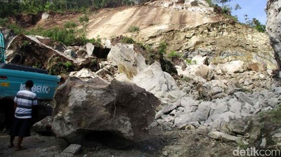 Bukit Longsor di Gunungkidul Timbun Pasutri