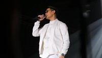 Tepat di BNI Stage, Hall B2, Afgan pun memulai aksinya yang enerjik di penampilan awalnya. Foto: Hanif Hawari