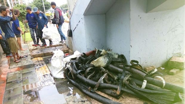 Ini Penampakan Kulit Kabel Penyumbat Saluran Air di Gatot Subroto