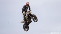 Pebalap menjalani latihan bebas pertama Indo MXGP di sirkuit Sports Center GOR Sahabudin Pangkalpinang. Sirkuit yang pengerjaannya dikebut kurang dari dua bulan ini terletak sekitar 2 kilometer dari bandara Depati Amir.