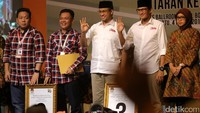 Anies-Sandi dan timses Ahok-Djarot foto bersama usai menerima nomor urut Cagub-Cawagub DKI.