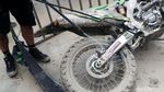 Selimut Lumpur Motor Pebalap MXGP Dibersihkan