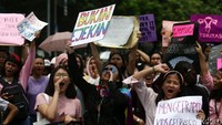 Para aktivis berorasi di depan Istana Merdeka.