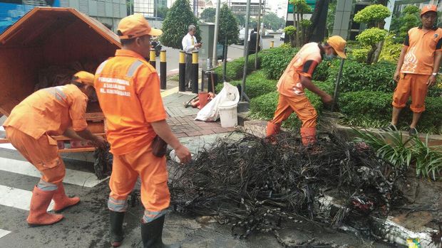 Ini Penampakan Kulit Kabel Penyumbat Saluran Air di Gatot Subroto