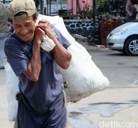 Pak Kardi Tukang Sampah, Sosok Mengharukan di Keriuhan Dago Bandung