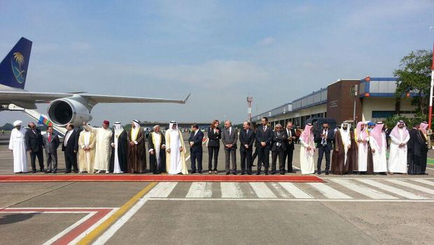 barisan delegasi Arab Saudi melepas kepergian Raja Salman di Bandara Halim Perdanakusuma