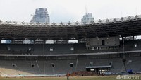 Para pekerja sedang merenovasi Stadion GBK.