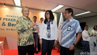 Direktur Kepatuhan & Risiko Bank BNI Imam Budi Sarjito, Ketua Umum Serikat Pekerja BNI Bety Ismawati Kulsum dan Direktur Bisnis Menengah Bank BNI Putrama Wahju Setyawan berbincang saat menghadiri perayaan HUT ke 18 Serikat Pekerja BNI di Jakarta.