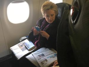 Ups! Hillary Kedapatan Baca Koran Soal Kasus Email Wapres AS