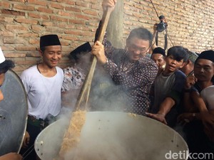 Gaya Ahok Masak Nasi Kebuli di Makam Mbah Priuk