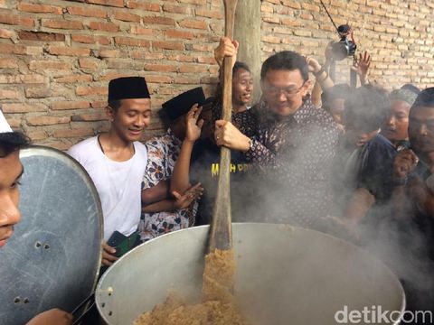 Gaya Ahok Masak Nasi Kebuli di Makam Mbah Priok