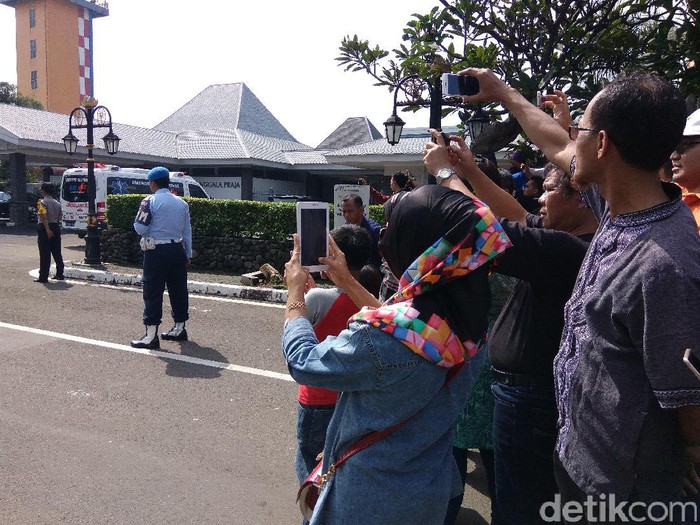 Antusias Warga Ikut Lepas Rombongan Raja Salman di Bandara Halim