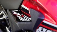 CB500X dibalut warna merah dengan stripe baru yakni Candy Rosy Red yang menghadirkan semangat adventure Honda.