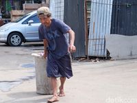 Pak Kardi Tukang Sampah, Sosok Mengharukan di Keriuhan Dago Bandung