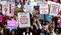 Para aktivis perempuan menggelar aksi di depan Istana Merdeka, Jakarta, Sabtu (4/3/2017).