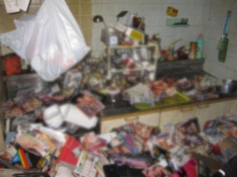 Suasana di dalam apartemen Joji yang dipenuhi majalah porno