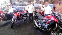 Peluncuran Honda CB500X dihadiri oleh President Director AHM Toshiyuki Inuma dan Executive Vice President Director AHM Johannes Loman.
