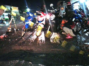 Hujan Deras Sebabkan Jalan Amblas, Longsor, dan Banjir di Sukabumi