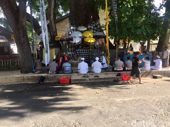Polisi di Bali Sembahyang Sebelum Kawal Raja Salman