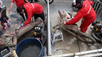 Motor dibersihkan dengan cara disemprot air.
