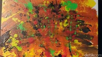 Hypomania, salah satu judul lukisan yang turut dipamerkan. Ini adalah karya Dinihari Suprapto. Hipomania sendiri adalah fase di mana orang dengan bipolar punya semangat yang baik, produktif, energik dan gembira. Tapi di fase ini, orang dengan bipolar bisa saja mengambil keputusan yang buruk dan membahayakan hubungan sosialnya. (Foto: Nurvita Indarini/detikHealth)