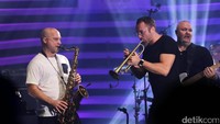 Brunno Mueller cs tampil dengan alunan instrumental musik jazz yang kental dengan saxophone, perkusi, drum dan dentingan piano yang genit.
