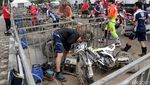 Selimut Lumpur Motor Pebalap MXGP Dibersihkan