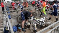 Motor-motor tersebut dibersihkan sebelum kembali ke paddock.