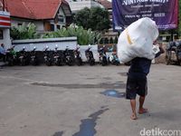 Pak Kardi Tukang Sampah, Sosok Mengharukan di Keriuhan Dago Bandung