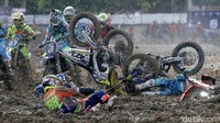Sejumlah pebalap terjatuh saat adu cepat di kejuaraan MXGP kelas WMX.