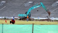 Alat berat terus bekerja melakukan renovasi Stadion GBK.
