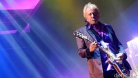 Mereka juga tampil lebih keras pada lagu Making Love dengan distorsi dan lengkingan guitar yang menutup penampilan mereka. Warna-warni lampu panggung menambah keromantisan.