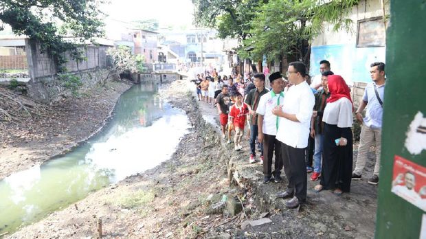 Blusukan ke Warga Korban Banjir di Cakung, Anies Dapat Dukungan