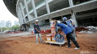Sejumlah pekerja menyiapkan peralatan untuk merenovasi Stadion GBK.