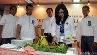 Tradisi potong tumpeng juga dilakukan guna mengangkat tradisi budaya dan kearifan lokal. SP BNI juga berkomitmen tetap menjaga marwah dan image BNI dari perspektif stake holder yang positif serta mitra strategis yang harmonis.