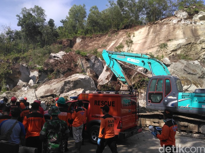 Batuan Besar yang Timbun Pasutri di Gunungkidul Mulai Disingkirkan