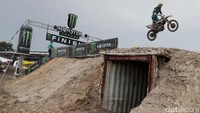 Sesi latihan bebas pertama dimulai pada pukul 10.00 WIB. Crosser Wilvo Yamaha, Shaun Simpson menjadi pebalap tercepat.